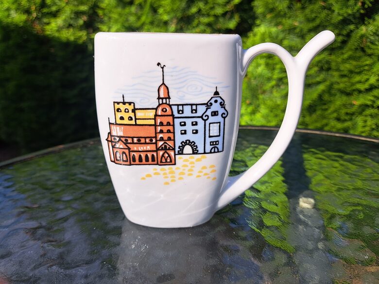 Krūzīte minerālūdenim ar Rīgas skatiem, PFF (Krūze 84)