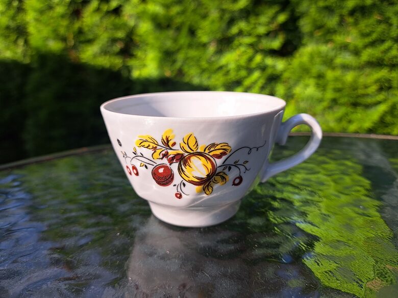 Kafijas krūzīte, kafijas servīze "Viktorija" ar dzeltenām, bordo ogām un šauru gaiši zeļu/pelēku (?) lustrētu apvilkumu iekšā, RPR (Viktorija kafijas 52)