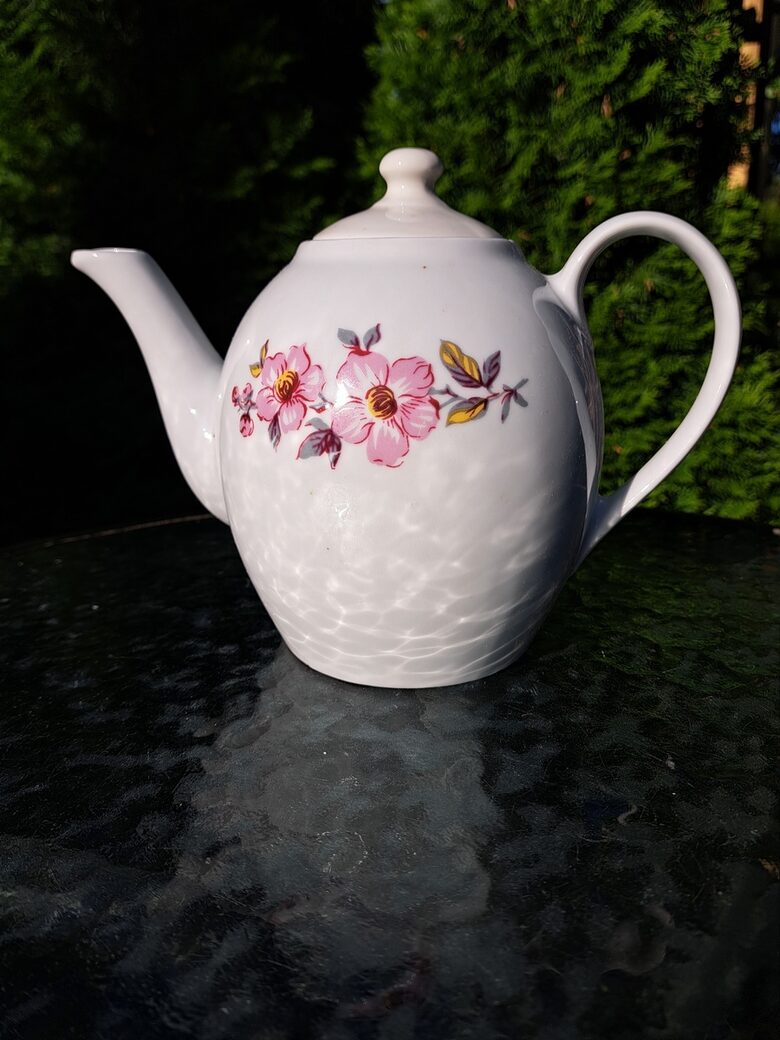 Tējkanna mazā ar ābeļziediem bez zelta, servīze "Austrumu", RPR. Tilpums 1,4L (Austrumu 111)