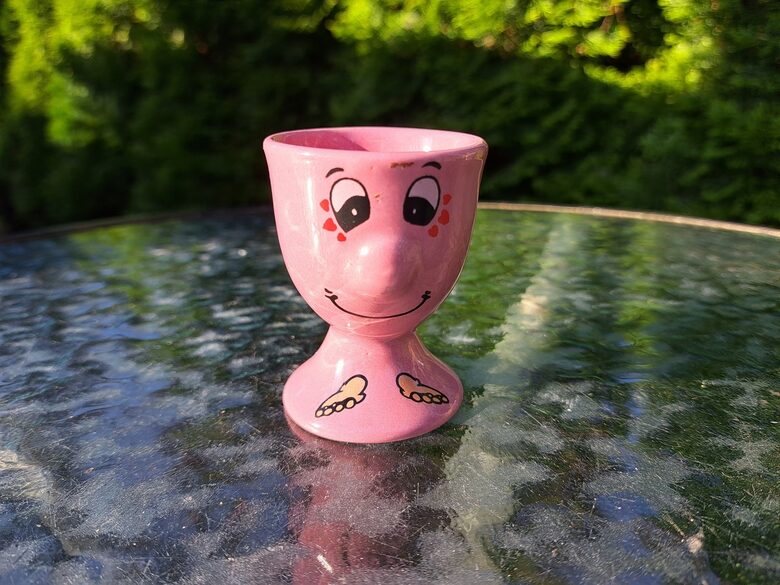 Olu glāzīte uz kājiņas rozā ar  sējiņu, keramika, glazūra. Augstums ir 6,5cm (Citi rpt 322)