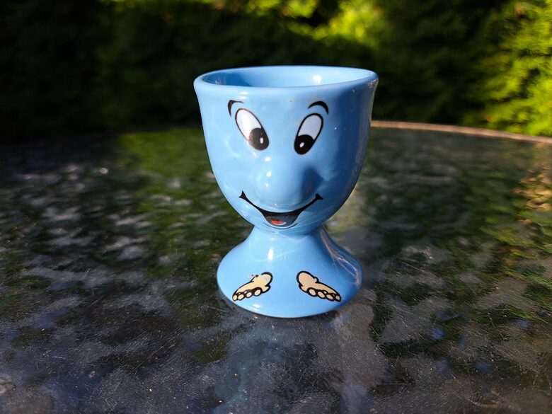 Olu glāzīte uz kājiņas zila ar  sējiņu, keramika, glazūra. Augstums ir 6,5cm (Citi rpt 323)