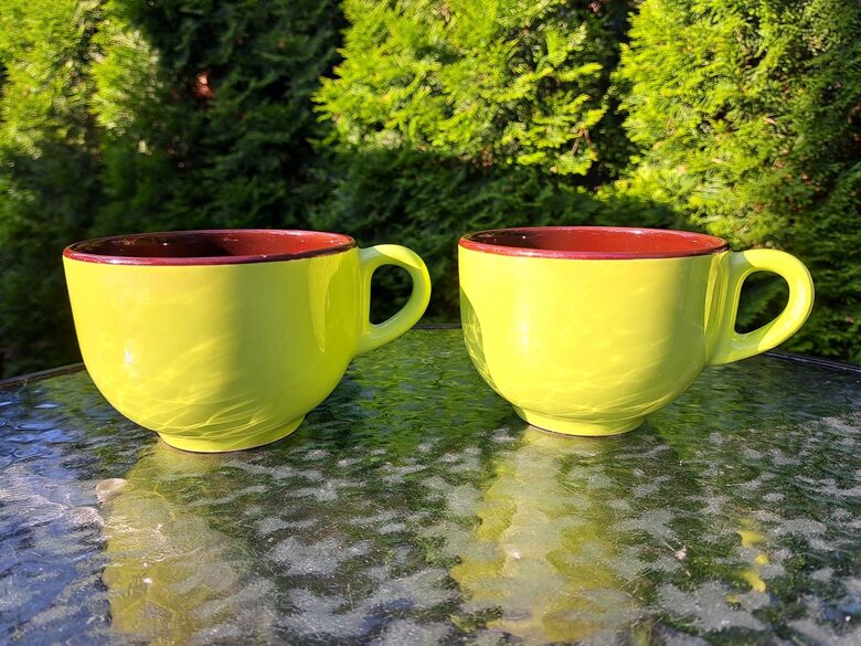 Milzīgās tējas krūze zaļas ārpus, brūnas iekšā, keramika, glazūra. Tilpums ir 500ml (Citi rpt 321)