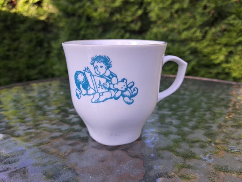 Bērnu krūzīte  ""Puika ar grāmatu", tirkīza dekola krāsa, RPR (Bērnu 149)