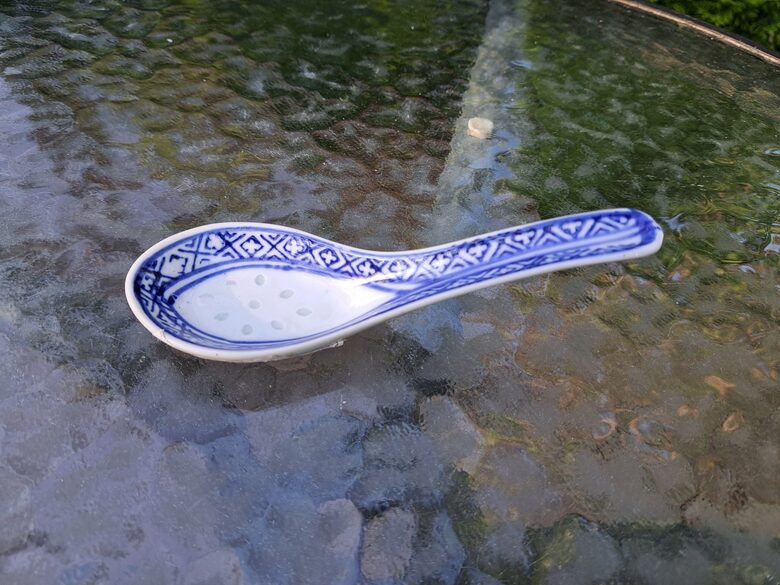 Jaunā porcelāna karote ar kobalta rakstu, Ķīna. Porcelāns. Garums ir 13cm, platums ir 5cm (Ķīna 19)