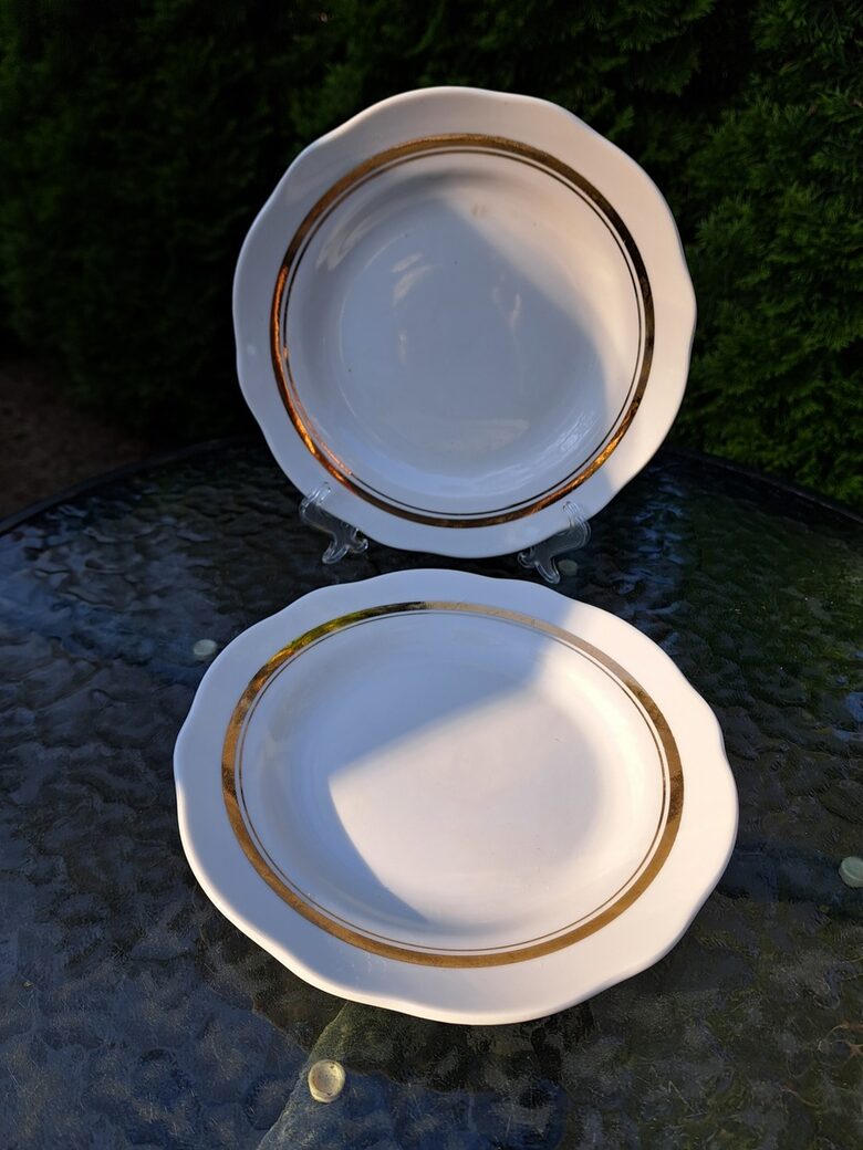 Salātu šķīvji balti ar zelta svītrām, d=20cm, forma "Vilnis",  RPR (Vilnis pusdienu 197)