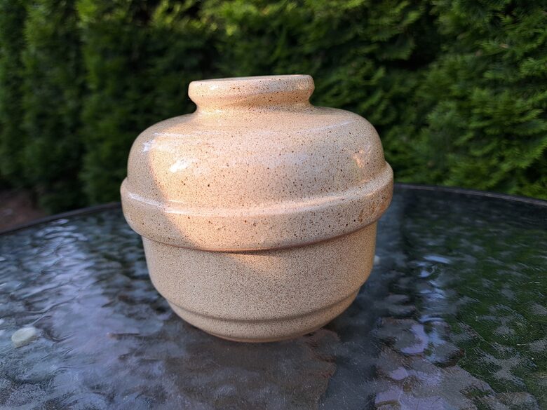 Cukurtrauks smilškrāsas, māls, glazūra. D=12,5cm; h=10,5cm (Keram 160)