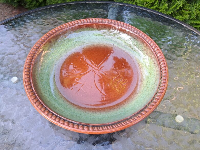 Dekoratīva bļoda ar tautīsku rakstu, brūna un zaļa krāsas pārēja, māls, glazūra. Diam.22,5cm, dziļums 4cm (Keram 161)