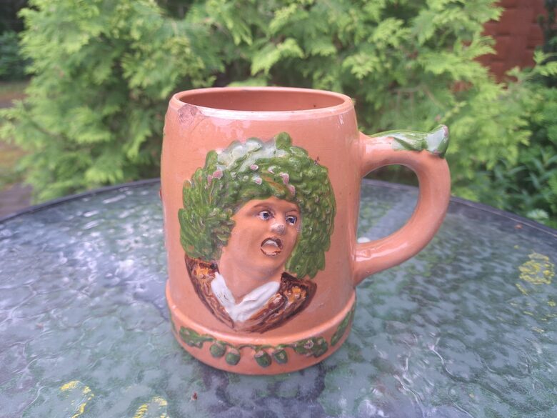 Māla alus kauss ar tautu pāri, jāņu pušķi un uzrakstu "Līgo", Kuzņecovs. Tilpums 800ml, nošķēlums (Kuzņecovs 177)