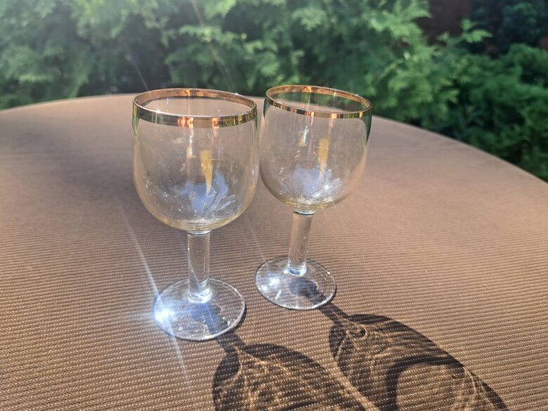 Degvīna glāzītes 70ml uz kājiņas ar platu zelta apvilkumu (Stikla gl 304)