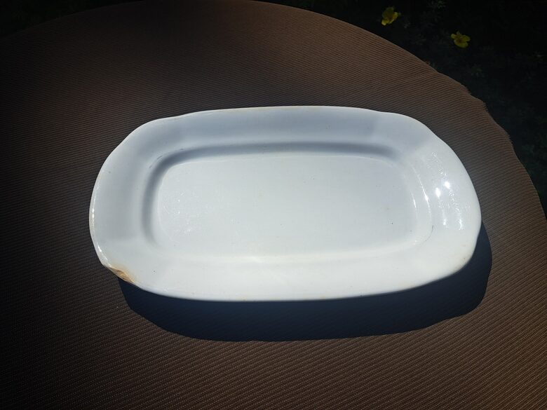 Garenais šķīvis kantains, fajanss ar zeltu, Kuzņecovs. Izmēri: 29cmx18,5cm, dziļums 2,5cm (Kuzņecovs 177)