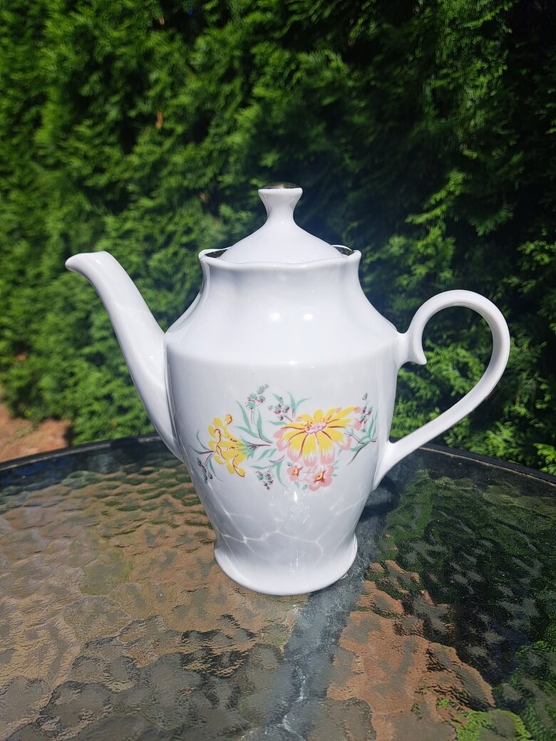 Kafijas kanna ar maigām rozā un dzeltenām puķēm, kafijas servīzes "Ārija", RPR (Ārija kafijas 149)