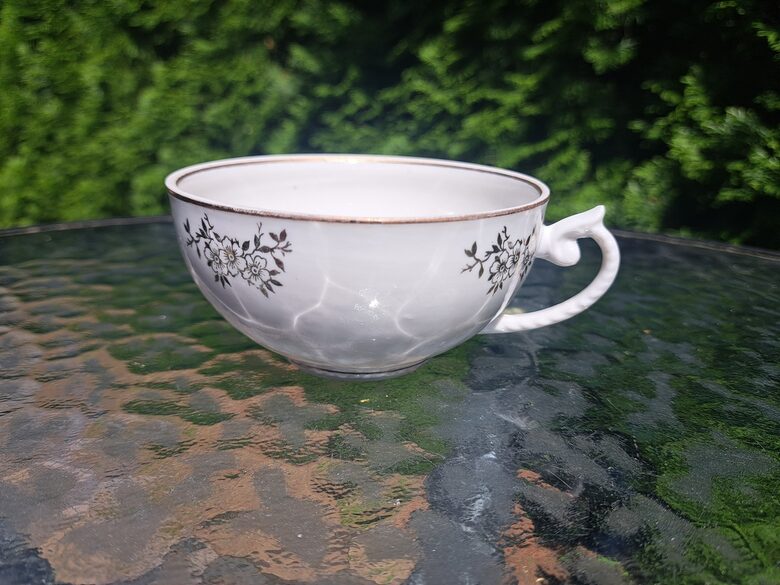 Krūzīte tējas "Laima", balta ar 3 zelta puķītēm (Laima 13)