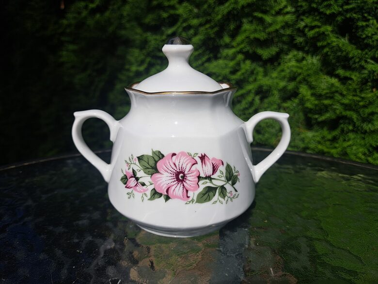 Cukurtrauks ar skaistām rozā mežvītnēm (mazs pušķis) un zeltu, servīze "Karīna", RPR (Karīna 211)