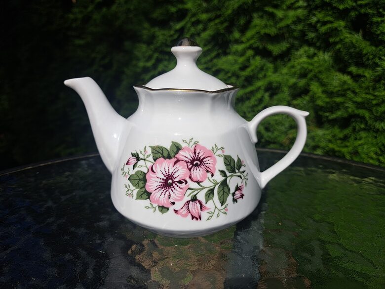 Tējkanna ar skaistām rozā mežvītnēm (mazs pušķis) un zeltu, servīze "Karīna", RPR (Karīna 212)