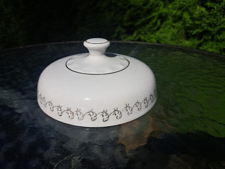 Sviesta trauka vāks ar zelta rakstu, RPR.  Diam. ārpus 14,3cm ( Citi 377)