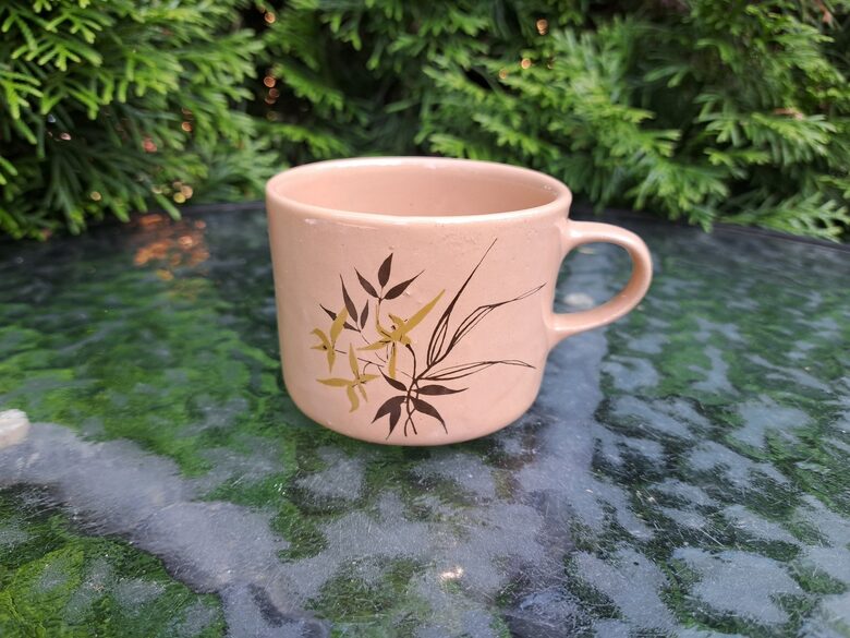 Taisna kafijas krūzīte bēša ar puķu dekolu, māls, glazūra. Tilpums 175ml (Keram 168)