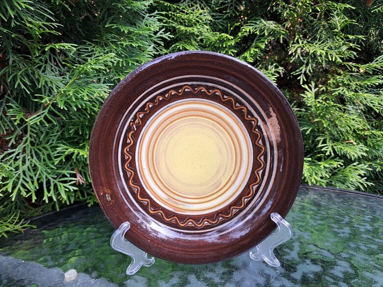 Šķīvītis brūns ar bēšu centru d=17,5cm, māls, glazūra. Dziļums 2cm (Keram 170)