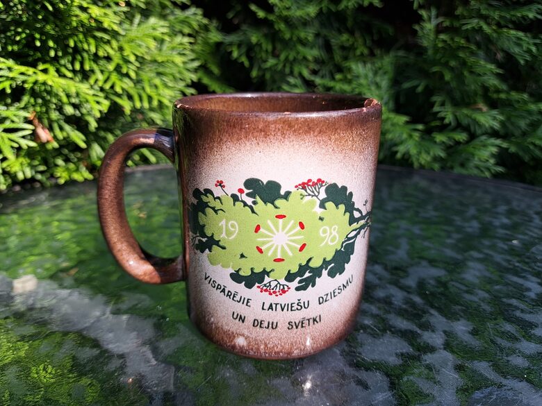 Taisna tējas krūze 300ml brūnos toņos ar uzrakstu "Vispārējie latviešu dziesmu un dēju svētki  1998", defekti (Keram 170)