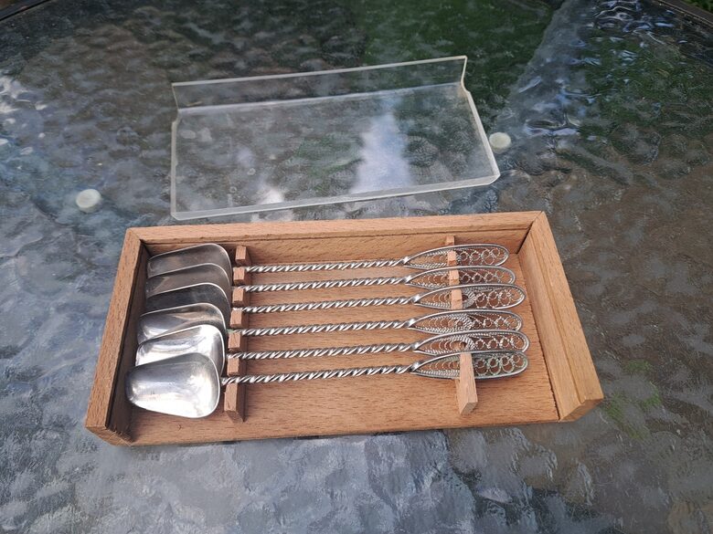 Izsmalcināts vintāžs, iespējams, melhiora (vara-niķeļa sakausējums) apsudrabots, izgatavots mežģīņu tehnikā, kokteiļa karošu komlekts 6.personām koka kastītē