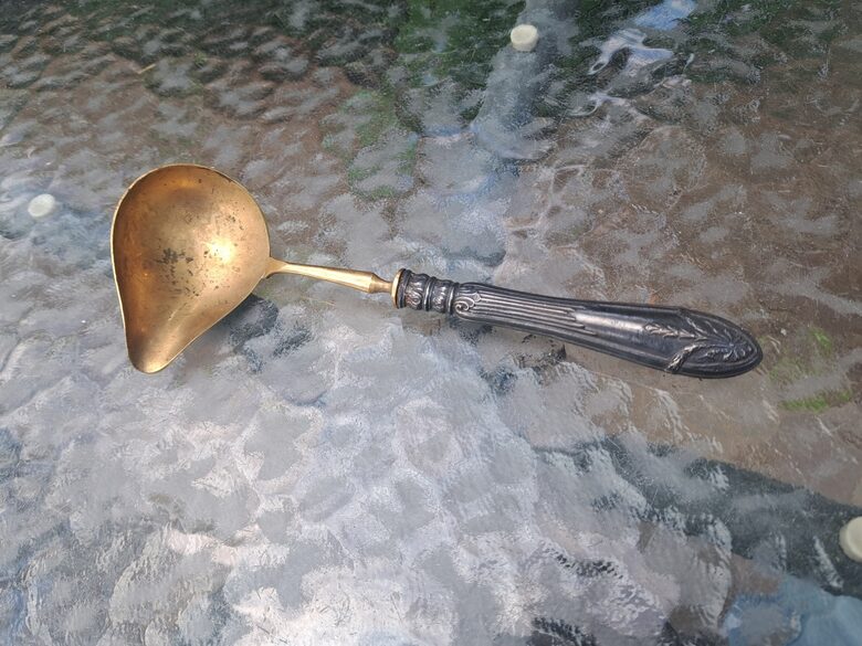 Izsmalcināta vintāža mērces karote, sudraba rokturis un apzeltīta karote. Garums 18,5cm (Metāls 132)