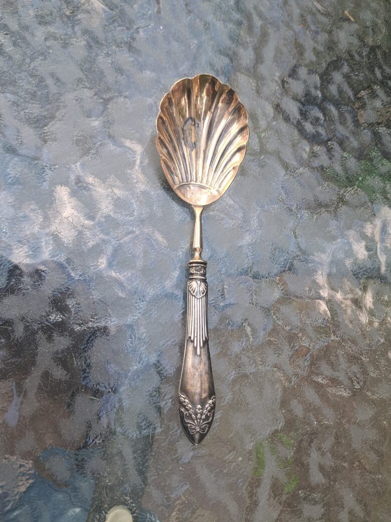 Izsmalcināta vintāža gliemežvāka formas karote cukuram(?), sudraba rokturis un apzeltīta karote (Metāls 126)