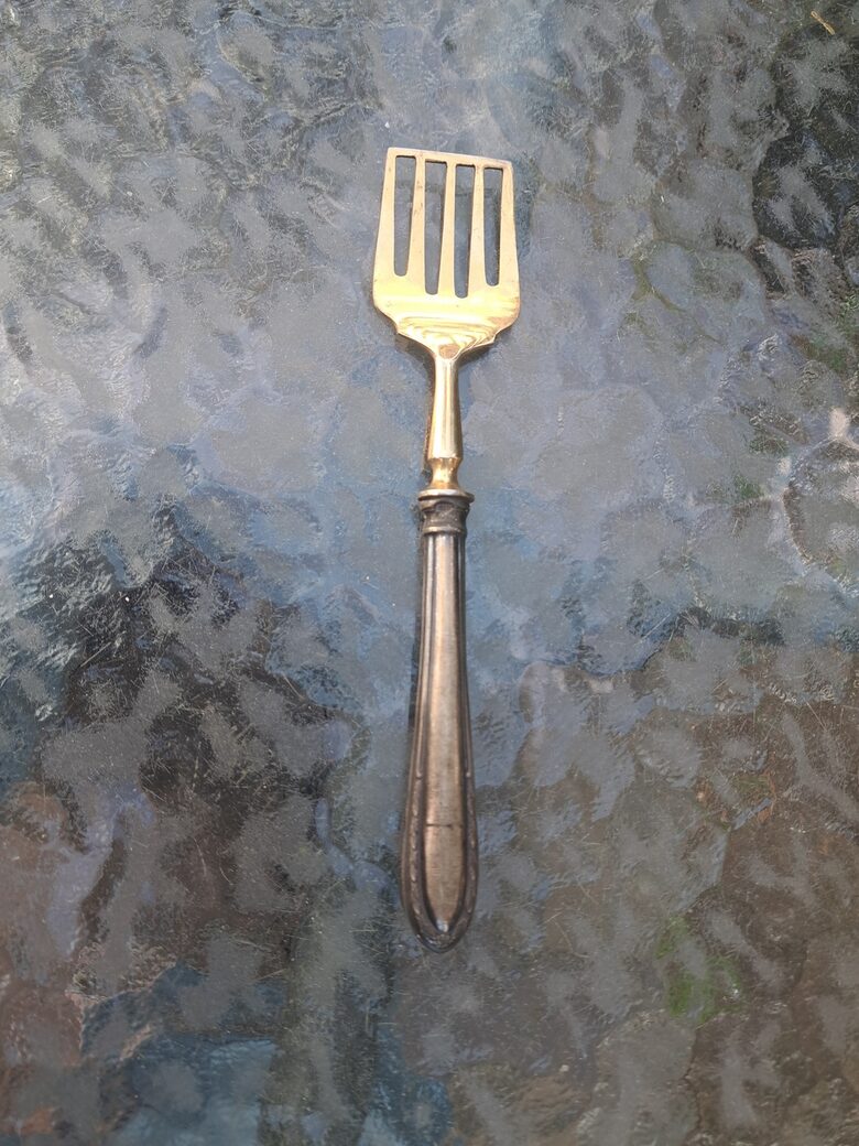 Izsmalcināta vintāža mazā servēšanas lapstiņa, sudraba rokturis un apzeltīta lapstiņa. Garums 16,5cm (Metāls 130)