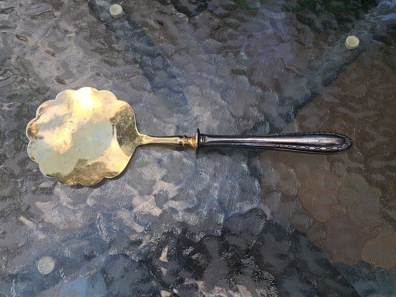 Izsmalcināta vintāža karote, sudraba rokturis un apzeltīta karote. Garums 21cm (Metāls 125)