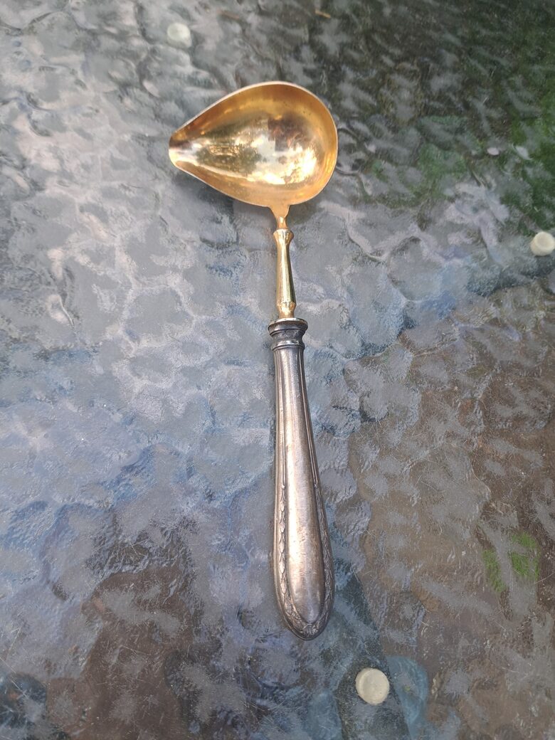 Izsmalcināta vintāža mērces karote, sudraba rokturis un apzeltīta karote. Garums 20,5cm (Metāls 133)