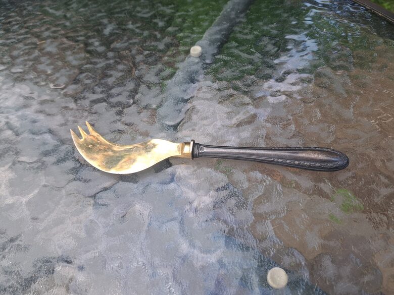 Izsmalcināts vintāža siera nāzis, sudraba rokturis un apzeltīts nāzis. Garums 19,5cm (Metāls 131)