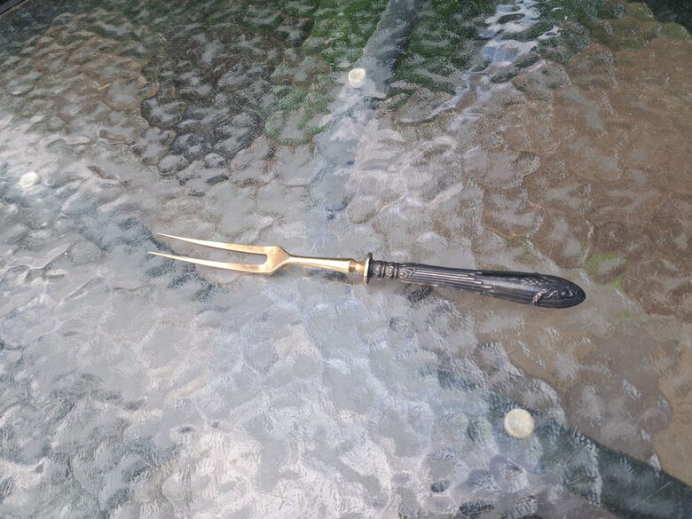 Izsmalcināta vintāža servējama dakša, sudraba rokturis un apzeltīta dakša. Garums 16,5cm (Metāls 128)