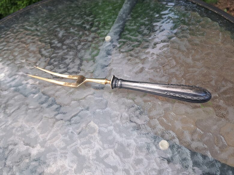 Izsmalcināta vintāža dakša servēšanai, sudraba rokturis un apzeltīta dakša. Garums 25,5cm (Metāls 127)