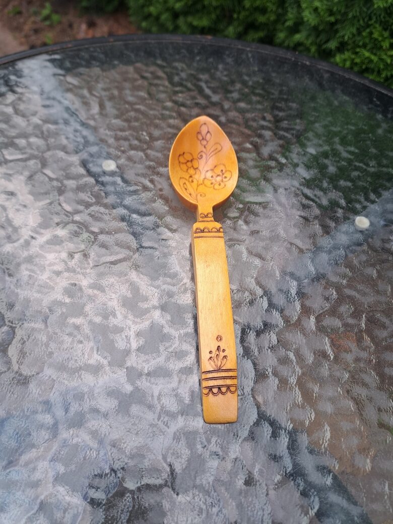 Koka karote ar dekoru, lakota. Roku darbs. Garums 20,5cm (Koka 15)