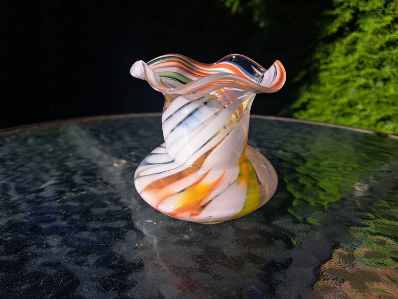 Maza raiba vāzīte, baltos, sarkanos un dzeltenos toņos, stikla rūpnīca "Raduga", Ukraina (Stikla vāze 163)