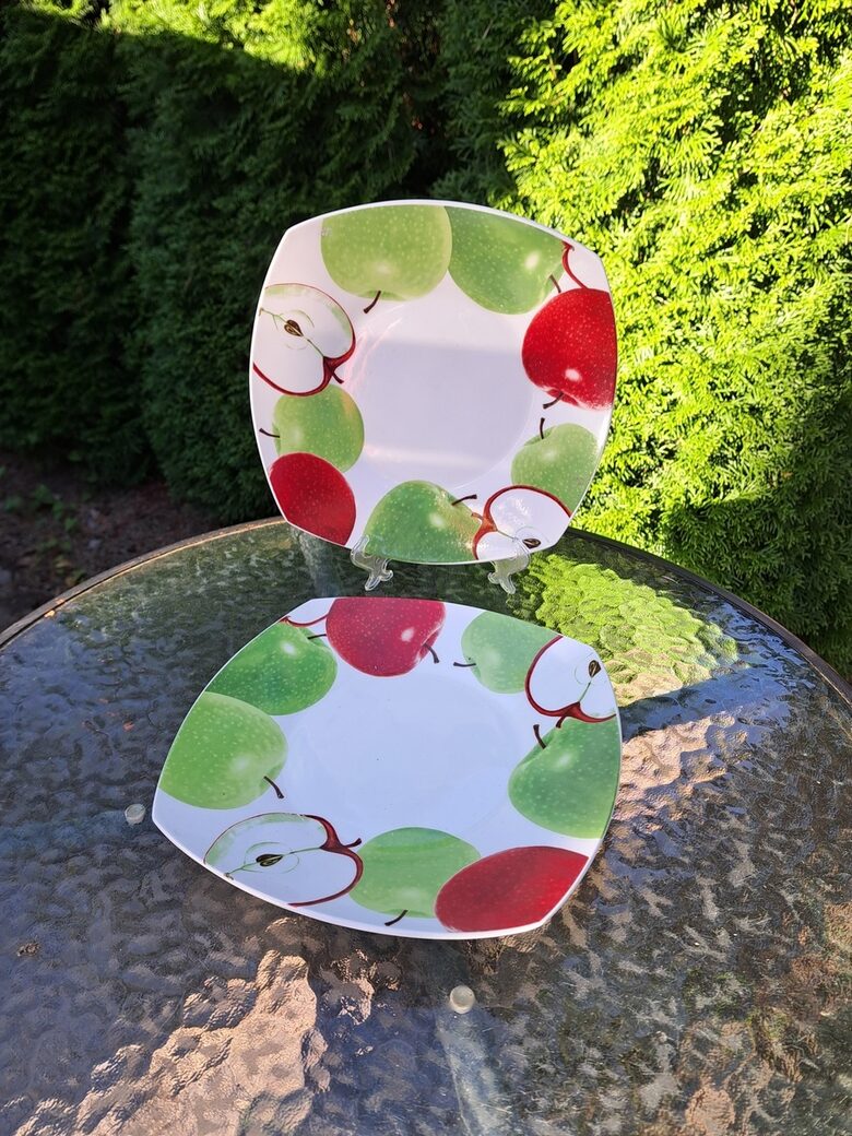 Otrā ēdiena šķīvju komplekts 2  personām ar sulīgiem bordo un zaļiem āboliem (Citi rpt 330)