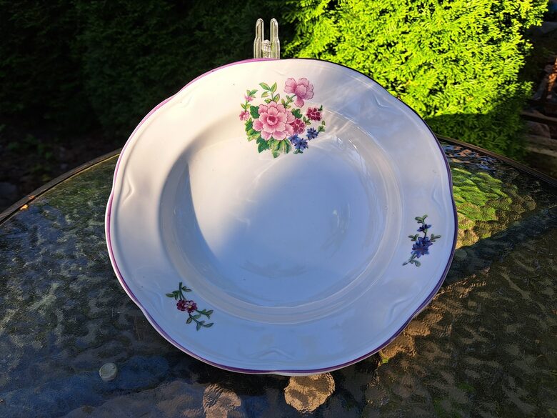 Zupas šķīvis d=24cm, pusdienu servīze Rīga(ROKOKO), ar rozā-zilām puķēm un bordo apvilkumu, RPF (Rokoko 210)