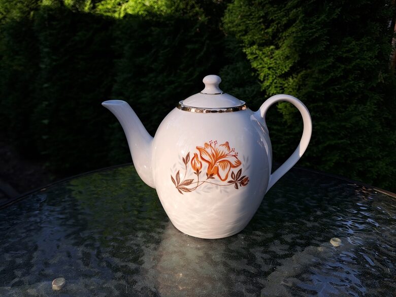 Tējkanna lielā ar brūnām tulpēm un zeltu, servīze "Austrumu", RPR (Austrumu 115)