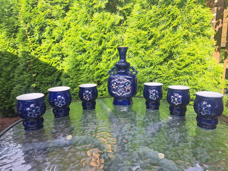 Kobalta dzērienu komplekts: karafe (bez korķa) 750ml un 6 glāzītes(150ml), kobalts, reljefa raksts ar lustrētu pārklājumu (Citi rpt 333)