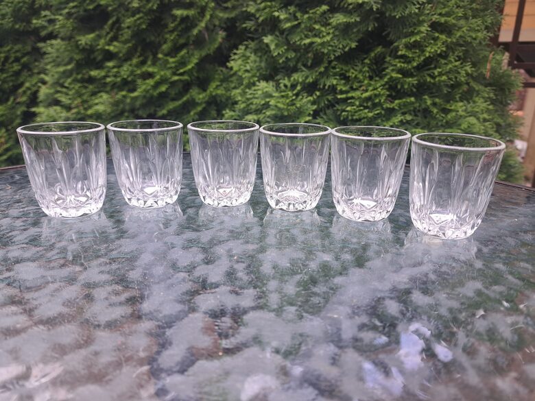 Stikla degvīna glāzītes 6 personām. Tilpums 50ml. Presēts stikls, h=5,5cm (Stikla gl 309)