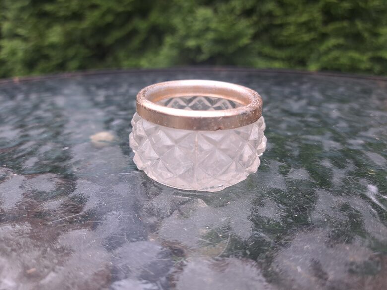 Sāls trauciņš, plastmasa un metāliska mala. Neliels nolietojums (Metāls 134)