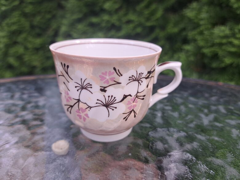 Krūzīte, no komplekta  "Tet-a-Tet" ar ķiršu ziediem, bēši-zelta lustrētu virsmu un brūnu apvilkumu, RPR (Rīga 80 124)