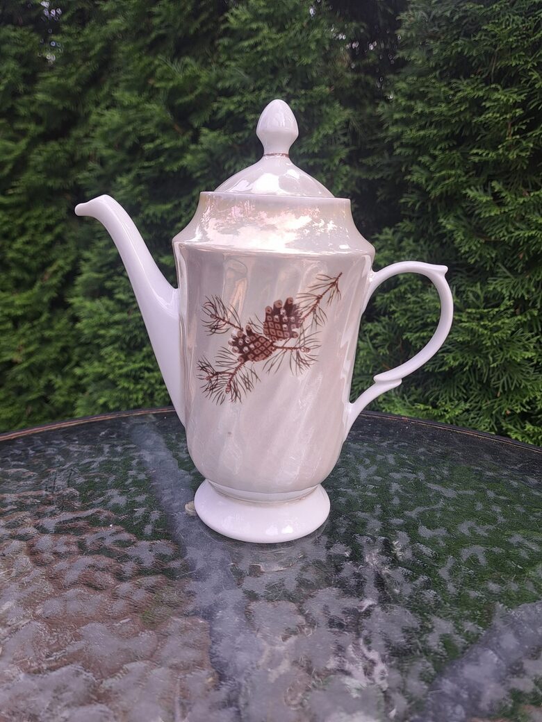 Kafijas kanna lielā, plānsienu kafijas servīze "RĪGA" lustrēta ar čiekuriem un brūnu apvilkumu, RPR (Rīga 80 116)