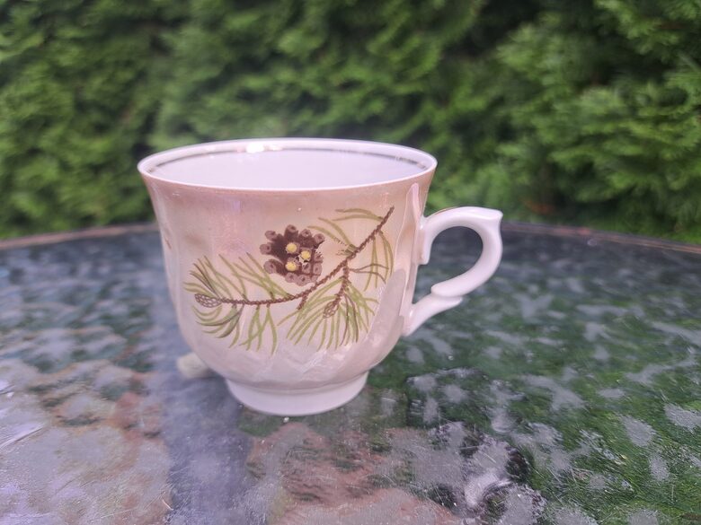 Krūzīte, plānsienu kafijas servīze "RĪGA" lustrēta ar čiekuriem un zelta apvilkumu, RPR (Rīga 80 122)