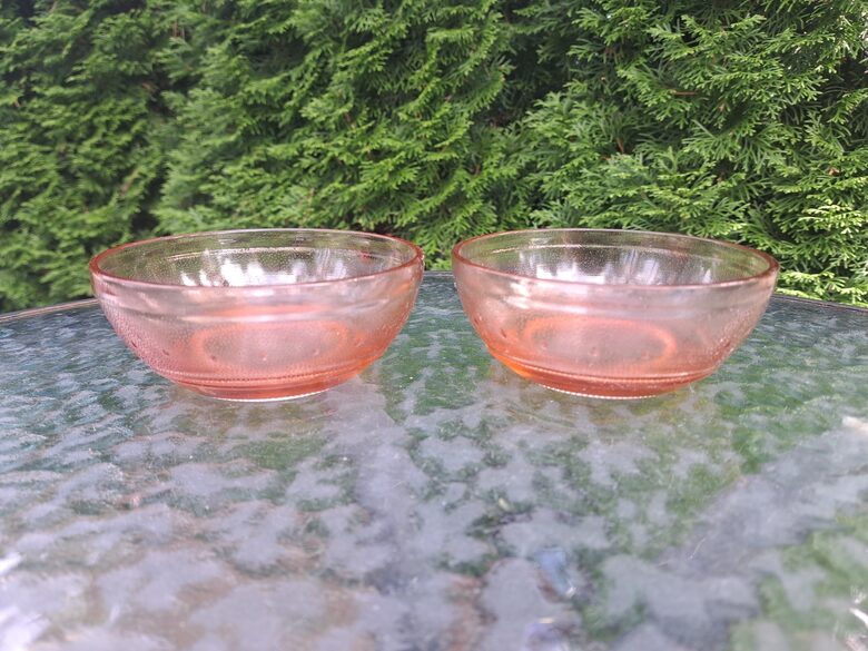 Vintāžas karamēļkrāsas presēta stikla bļodiņas, PSRS. Reljefa virsma (Stikls sk 301)