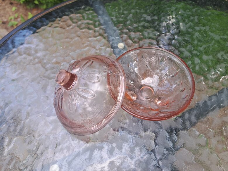 Interesants rozā stikla cukurtrauks ar zemenēm-kājiņām un vāku. 20.gs. 2.puse (Stikls sk 221)