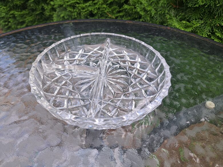 Ļoti skaists stikla servājamais trauks ar 3 nodalījumiem, d=18cm. Presēts stikls (Stikls sk 83)