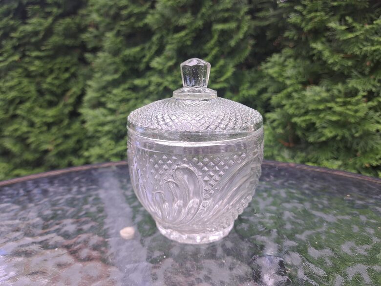 Interesants stikla cukurtrauks, Rīgas stikla fabrika (RSF). 20.gs. vidus (Stikls sk 220)