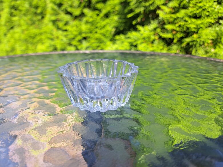 Caurspīdīga presēta stikla masīva dziļa sāls bļodiņa. Diezgan smaga. D=7,8cm (Stikls sk 304)