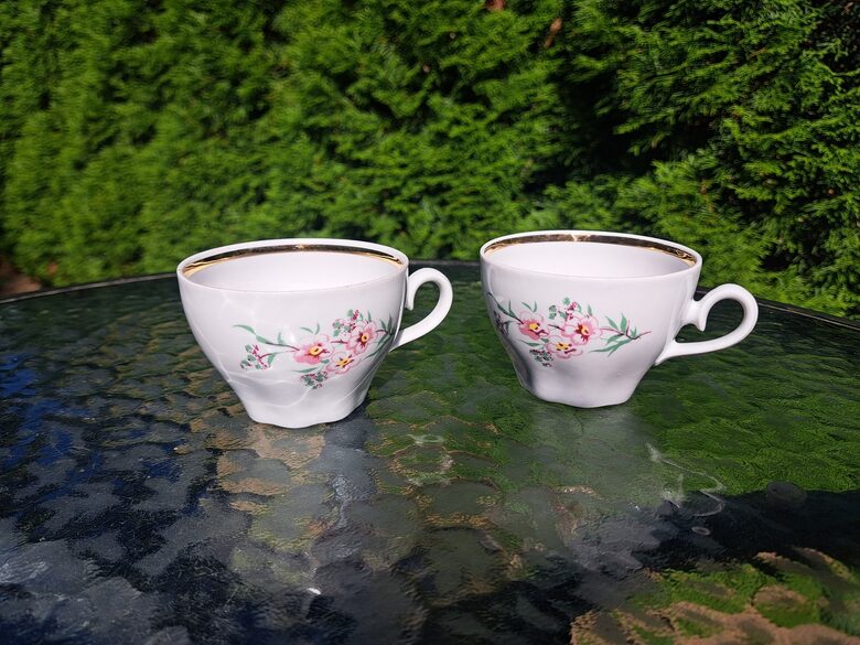 Krūzītes ar maigām rozā un dzeltenām puķēm un zeltu, kafijas servīzes "Ārija", RPR (Ārija kafijas 151)