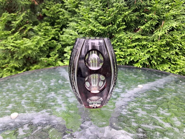 Vāze bordo, divslāņu stikls, ar optiskas ilūzijas rakstu, rokas gravēšana, Čehija (?) (Stikla vaze 166)