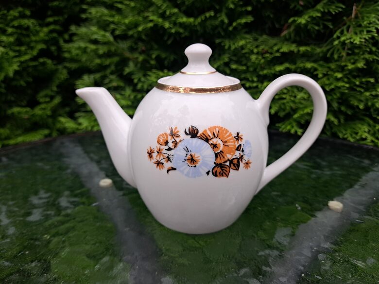 Tējkanna mazā ar brūnām un zilām puķēm un zeltu, servīze "Austrumu", RPR. Tilpums 400ml (Austrumu 113)